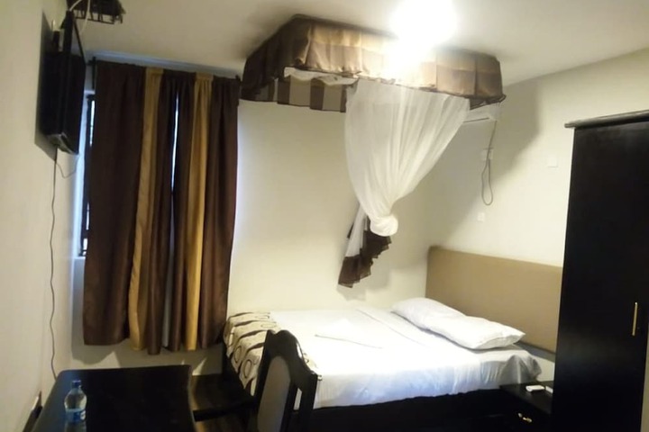 Room 6 of 24
