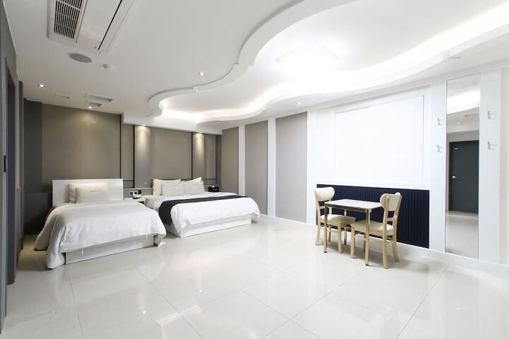Room 32 of 80