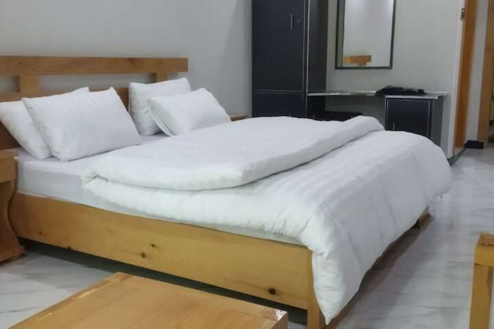 Room 3 of 10