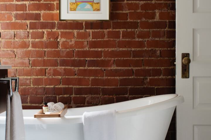 Deep soaking bathtub