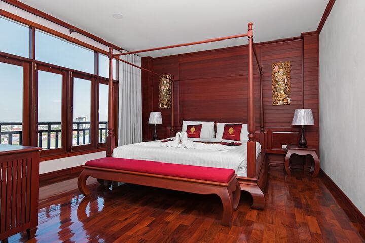 Room 5 of 12