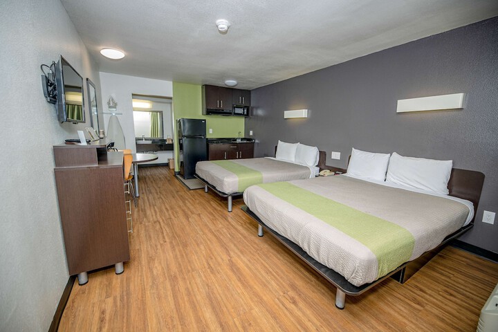 Deluxe Room 2 Queen Beds Kitchenette (9 of 16)