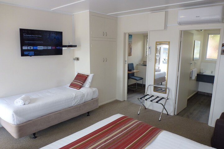 Room 25 of 86