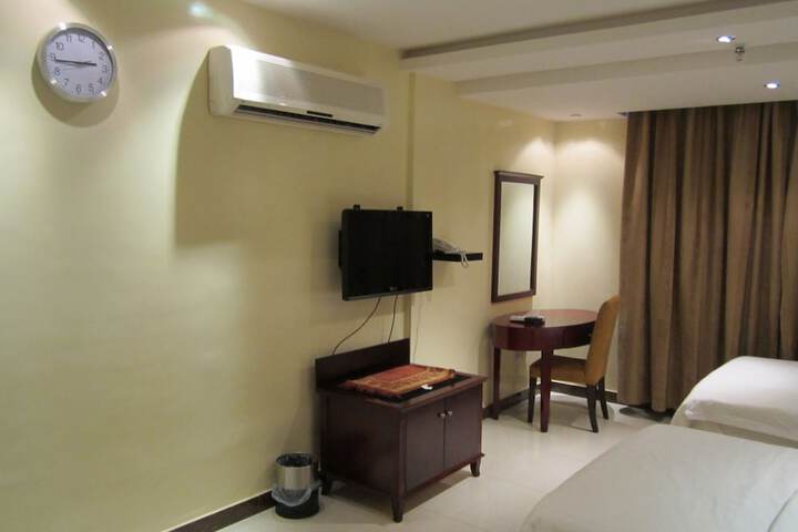 Room 6 of 16