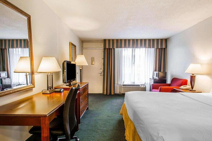 1 Queen Bed Accessible (11 of 11)