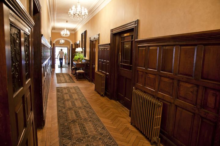 Ballroom/Hall 72 of 81