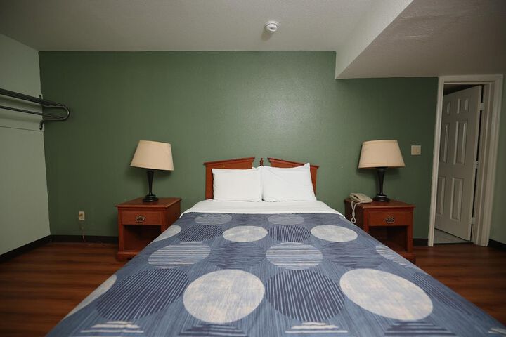 Room 23 of 28