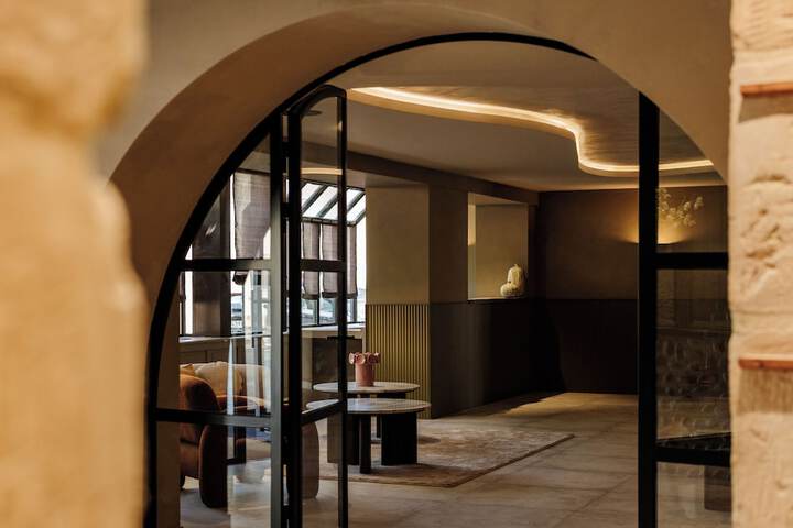 Entrance & Lobby