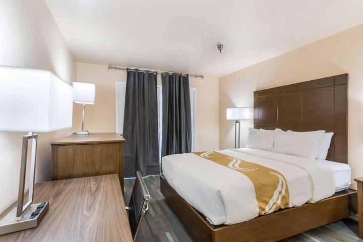 1 Queen Bed Accessible (7 of 14)