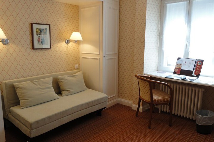 Room 6 of 42