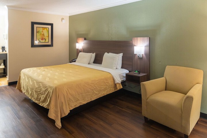 1 King Bed (1 of 31)