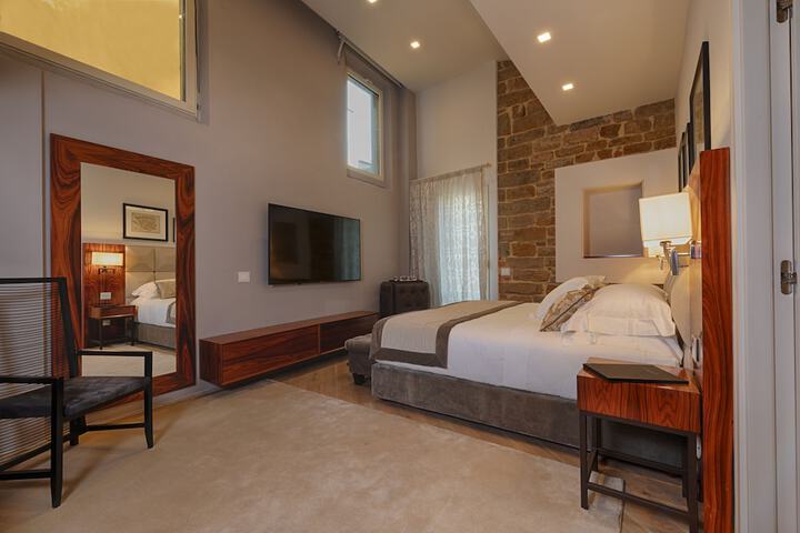 Room 25 of 102