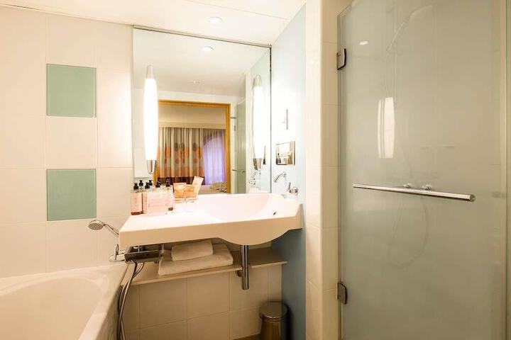 Room 32 of 146