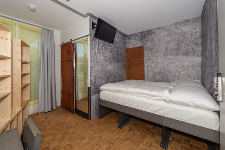 Room 21 of 111