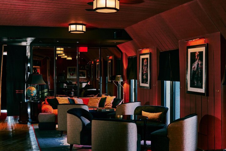 Lounge 72 of 79
