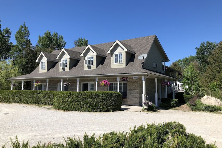 Adventure the Bruce Inn - Recently Renovated With Outdoor Hot Tub