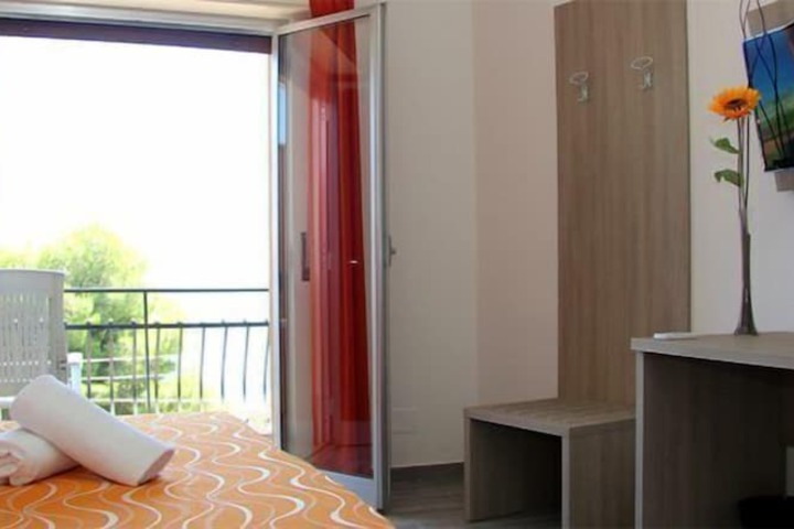 Room 10 of 51