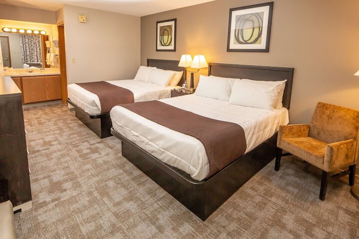 Deluxe 2 Queen Beds (3 of 8)