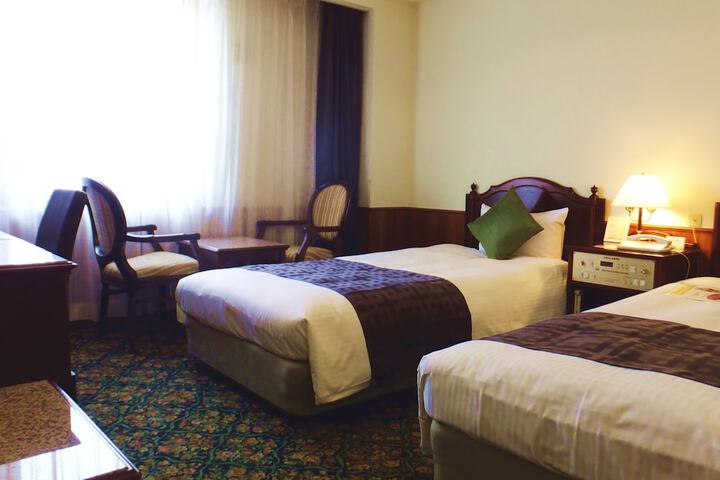 Room 4 of 99