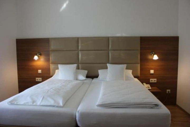 Room 3 of 44
