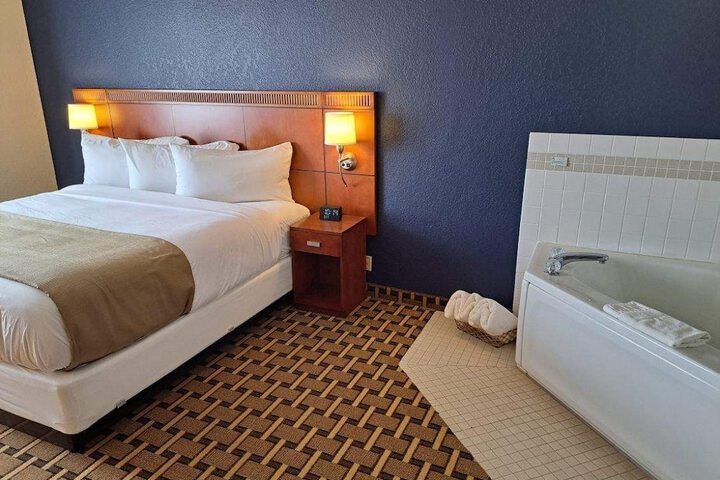 1 King Bed (10 of 13)