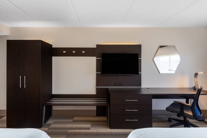 2 Queen Beds (12 of 15)