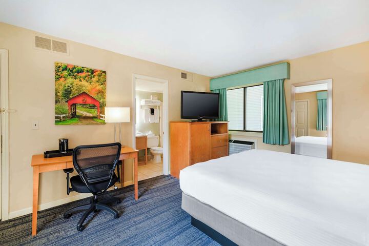 1 King Bed Sofa Bed Microwave and Refrigerator WiFi Full Breakfast (8 of 8)