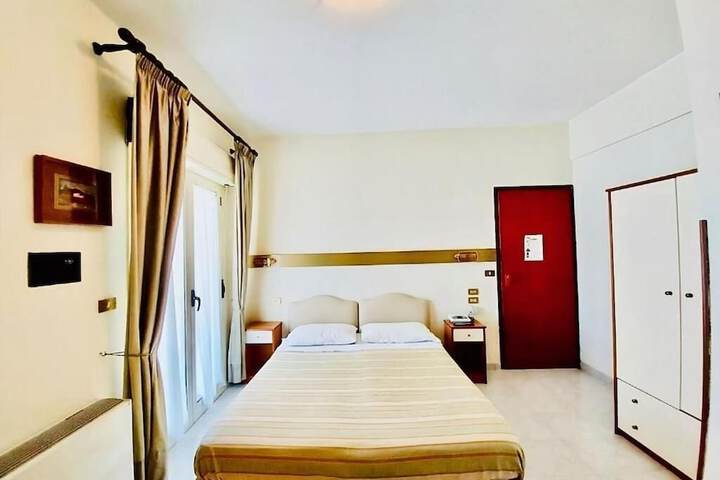 Room 13 of 28