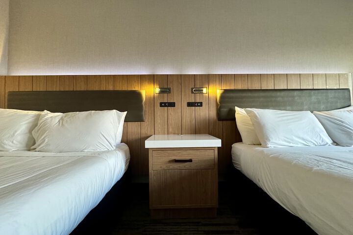 1 Queen Bed (6 of 7)