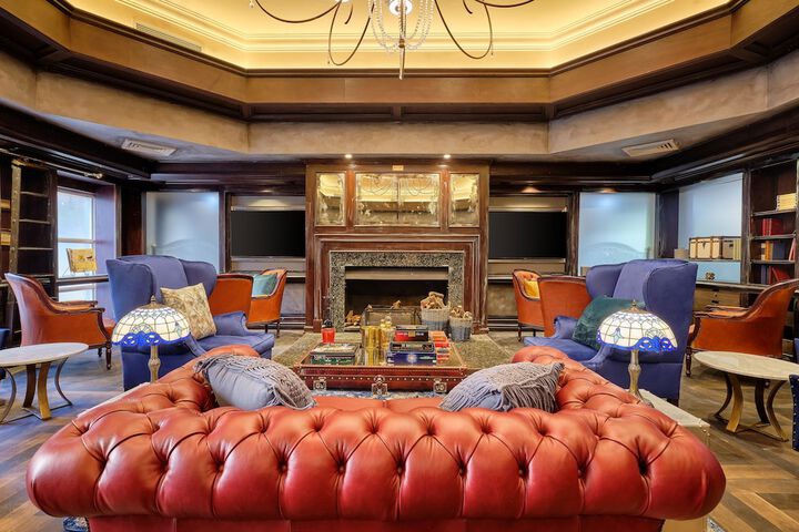 Lounge 75 of 127