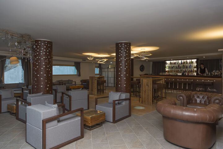 Lobby lounge