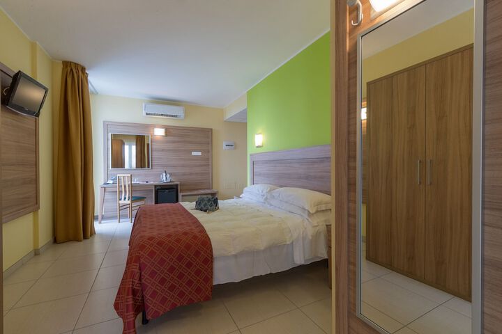 Room 6 of 45