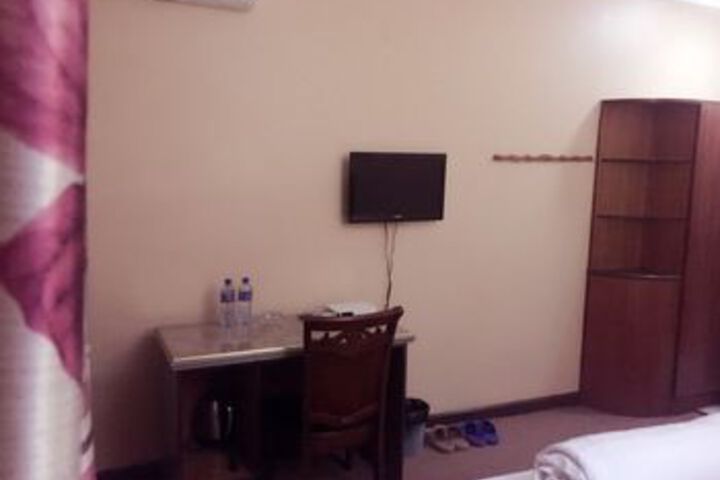 Room 13 of 30