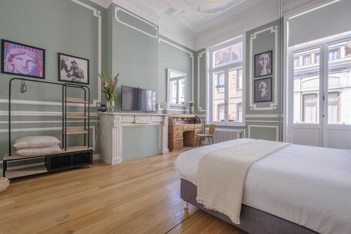 Room 5 of 18