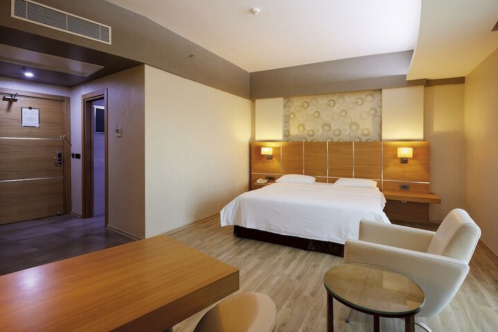 Room 6 of 30