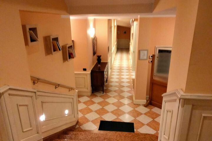Ballroom/Hall 62 of 76