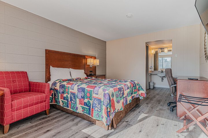 1 Queen Bed (3 of 3)