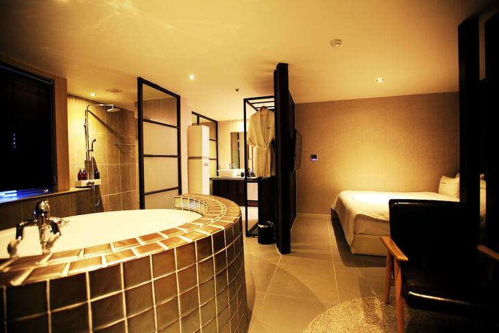 Room 5 of 32