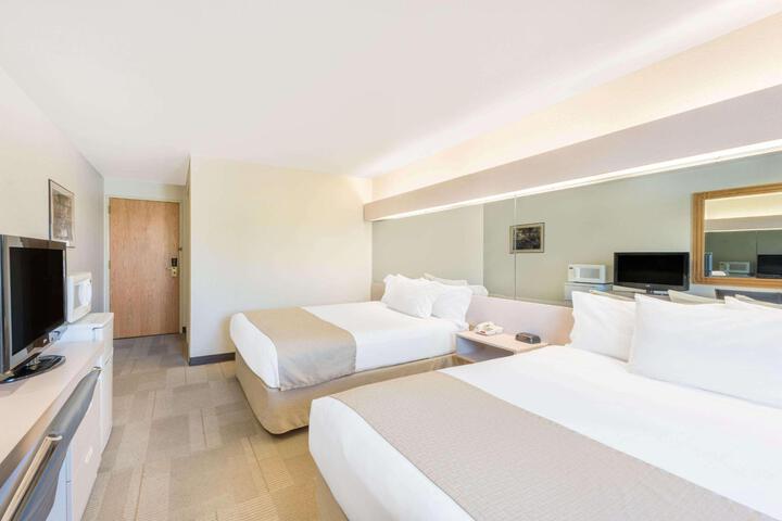 2 Queen Beds Mobility Accessible (5 of 10)