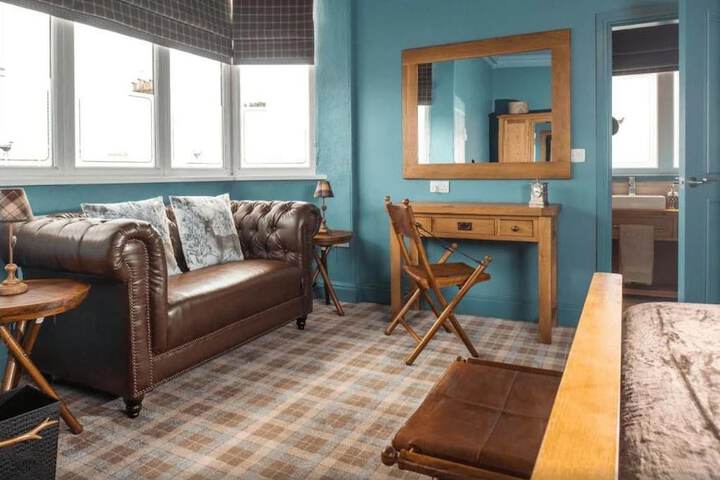 Room 4 of 18