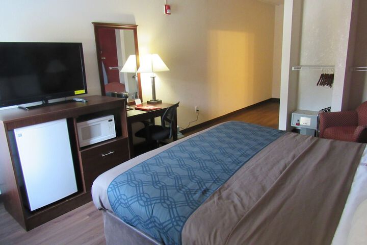 1 King Bed (7 of 18)