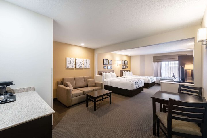 1 Queen Bed Accessible (2 of 14)