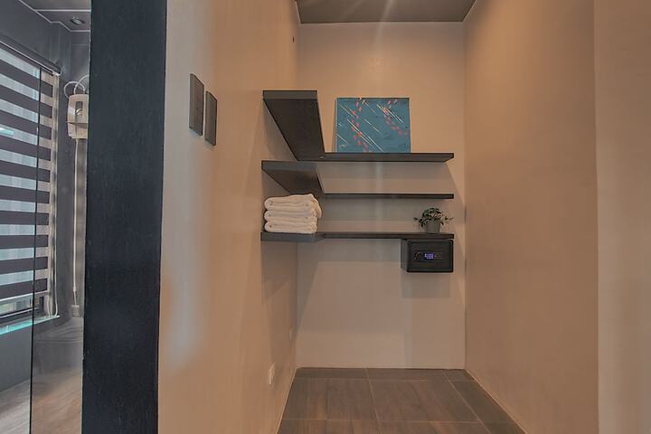 Room 3 of 43
