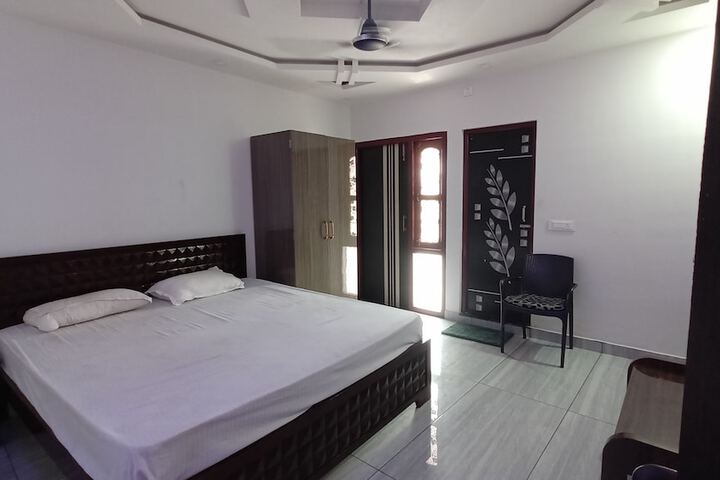 Room 10 of 33