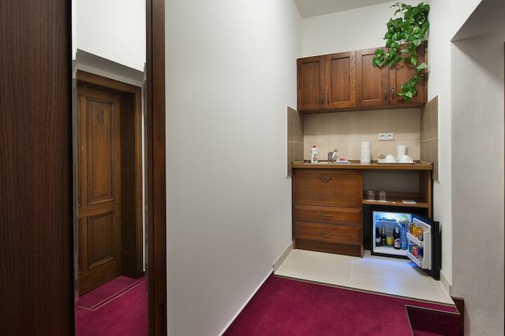 Room 27 of 47