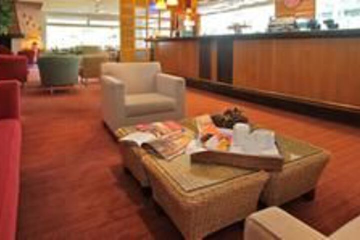 Lounge 25 of 43