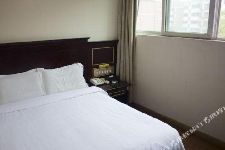 Doumen Baitengshan Hotel (Baitengtou Seafood Street Market Store)
