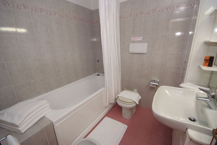 Room 16 of 33