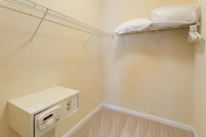 Room 10 of 27