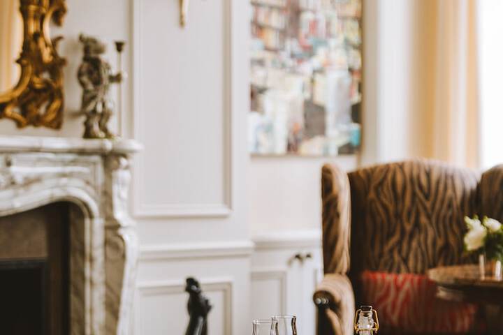Lobby lounge